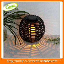 Lanterna solar com rattan de PVC